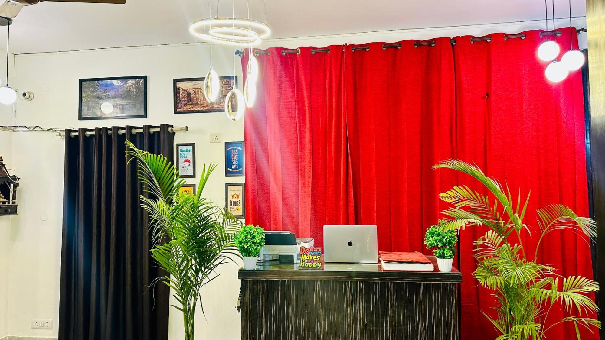 فندق The White Scent-Near Noida Sector 18 Metro المظهر الخارجي الصورة