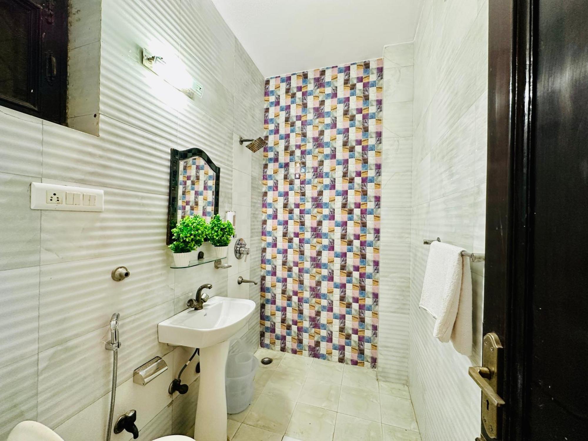 فندق The White Scent-Near Noida Sector 18 Metro المظهر الخارجي الصورة