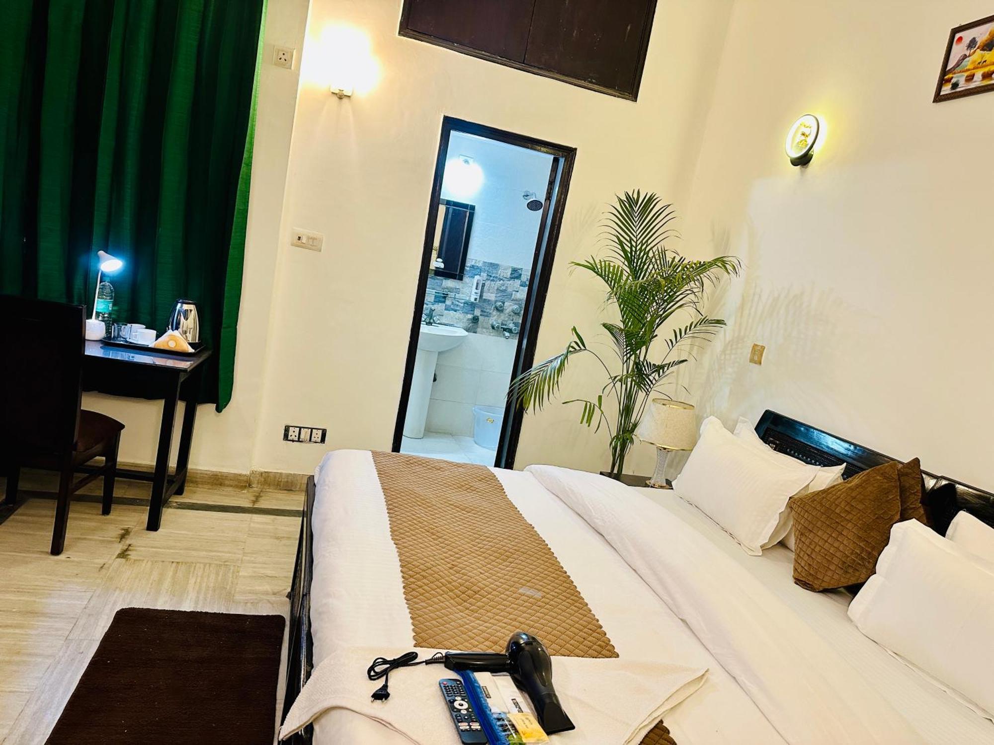 فندق The White Scent-Near Noida Sector 18 Metro المظهر الخارجي الصورة