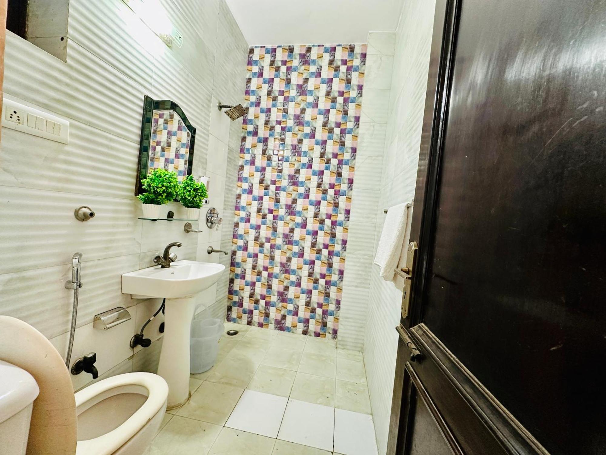 فندق The White Scent-Near Noida Sector 18 Metro المظهر الخارجي الصورة