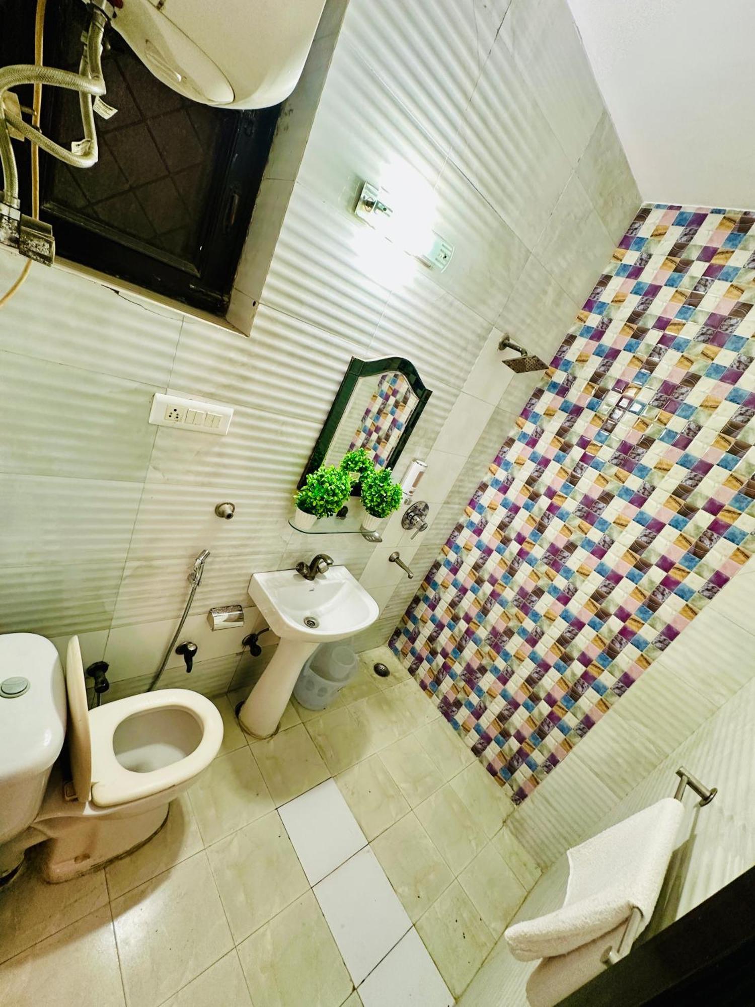 فندق The White Scent-Near Noida Sector 18 Metro المظهر الخارجي الصورة