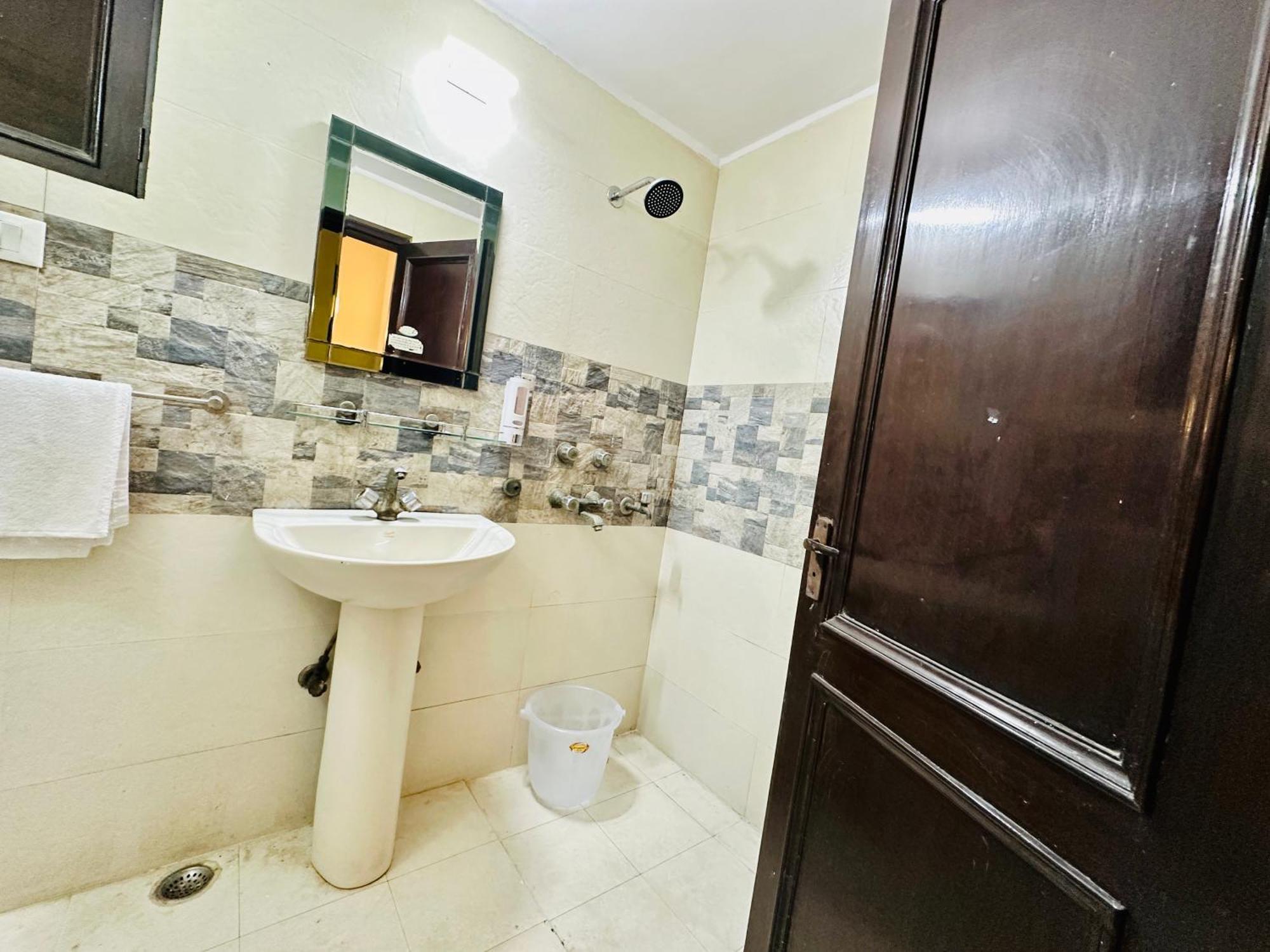 فندق The White Scent-Near Noida Sector 18 Metro المظهر الخارجي الصورة