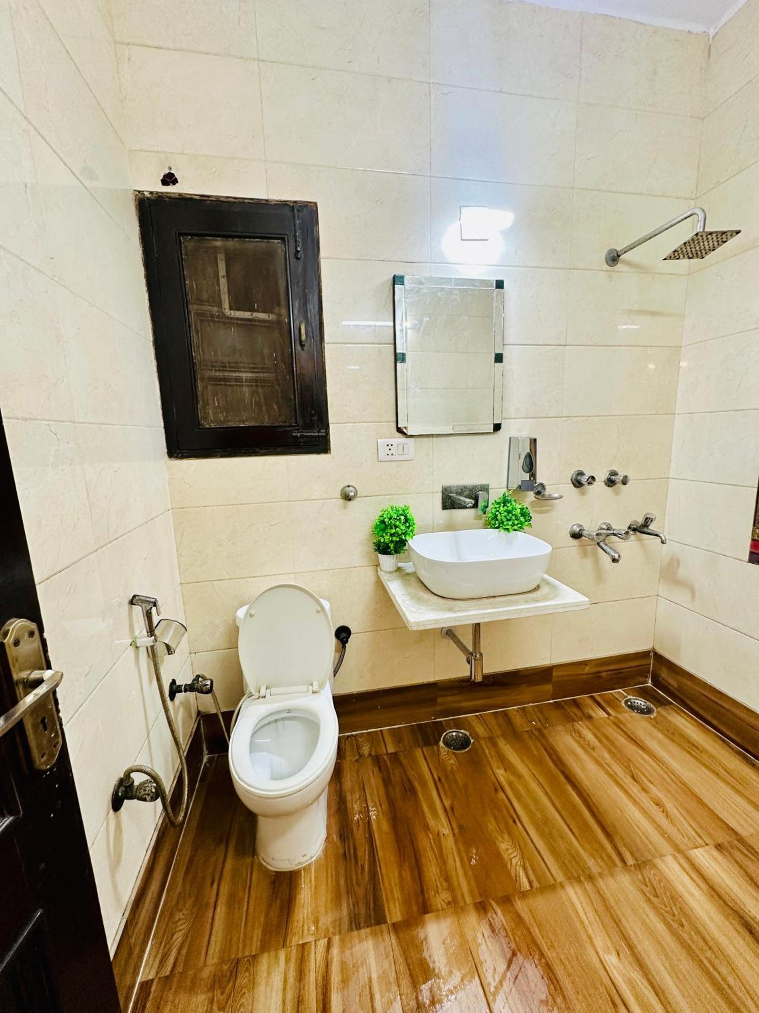 فندق The White Scent-Near Noida Sector 18 Metro المظهر الخارجي الصورة
