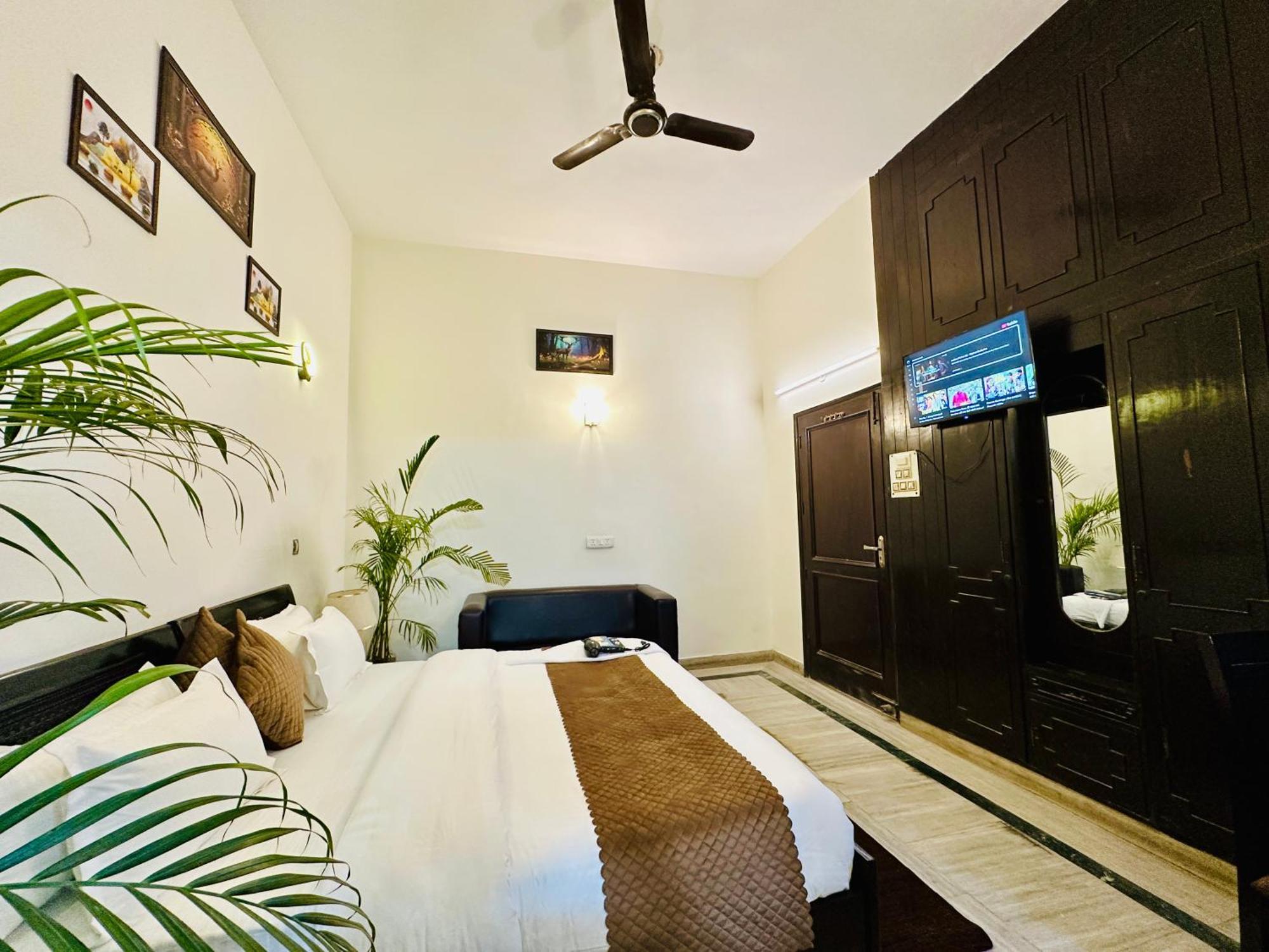 فندق The White Scent-Near Noida Sector 18 Metro المظهر الخارجي الصورة