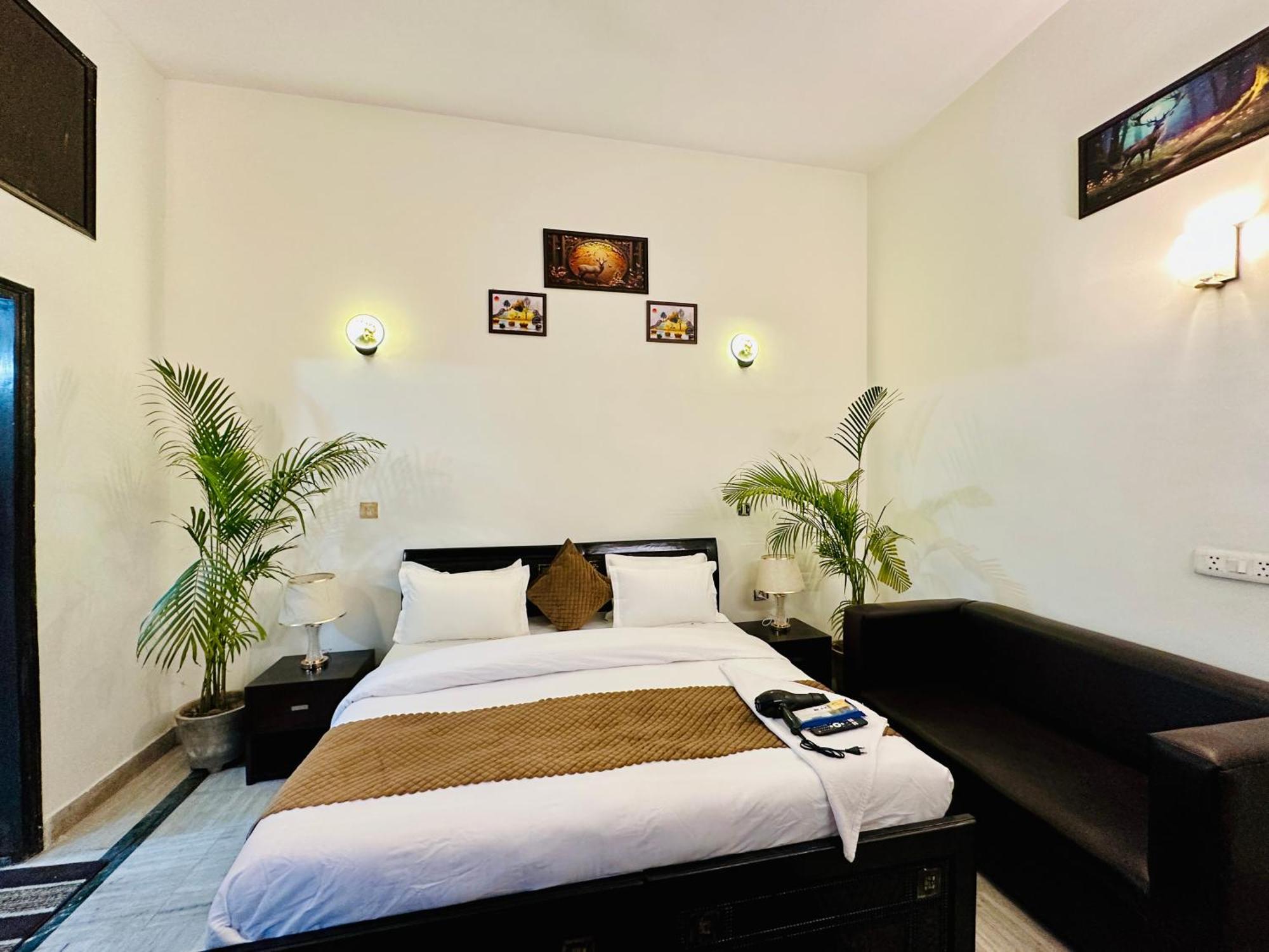 فندق The White Scent-Near Noida Sector 18 Metro المظهر الخارجي الصورة