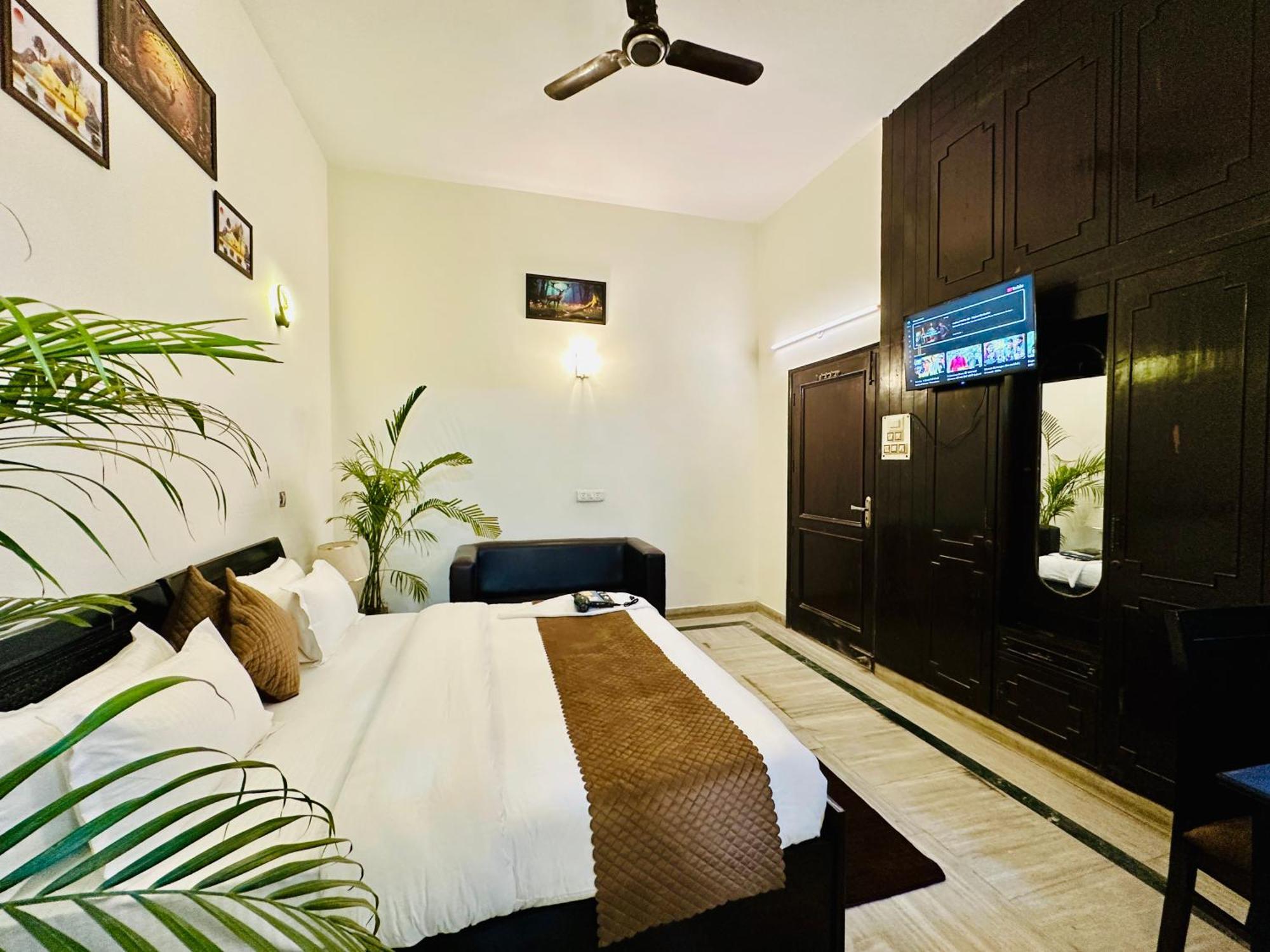 فندق The White Scent-Near Noida Sector 18 Metro المظهر الخارجي الصورة