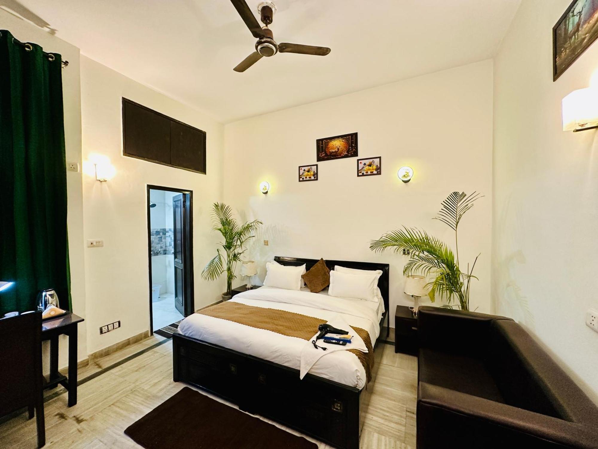 فندق The White Scent-Near Noida Sector 18 Metro المظهر الخارجي الصورة