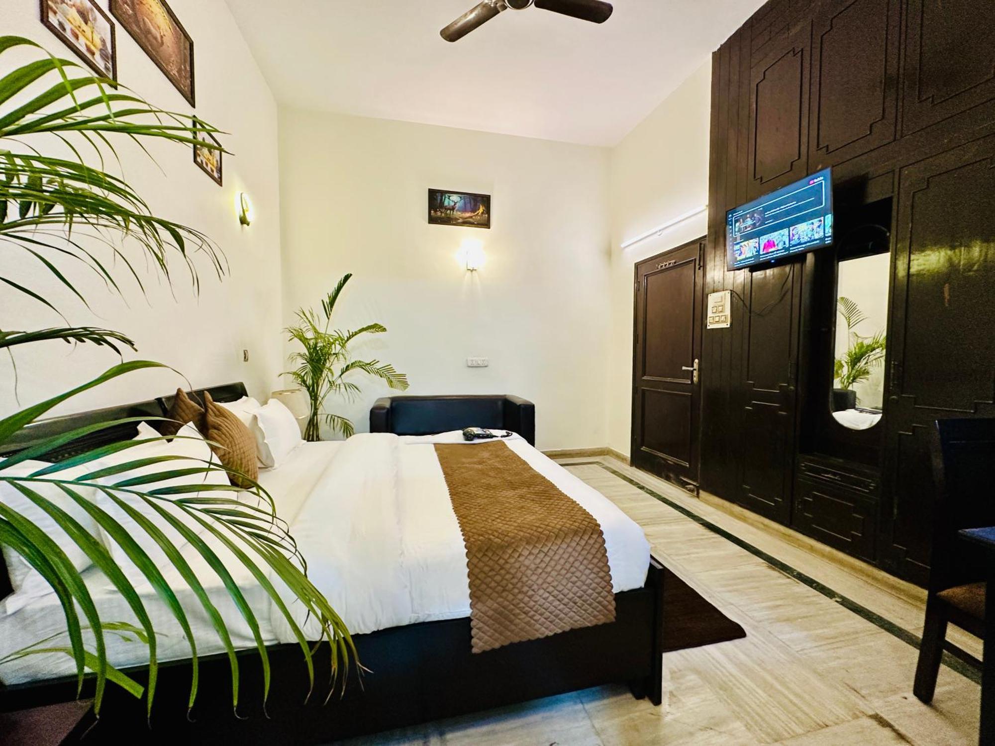 فندق The White Scent-Near Noida Sector 18 Metro المظهر الخارجي الصورة