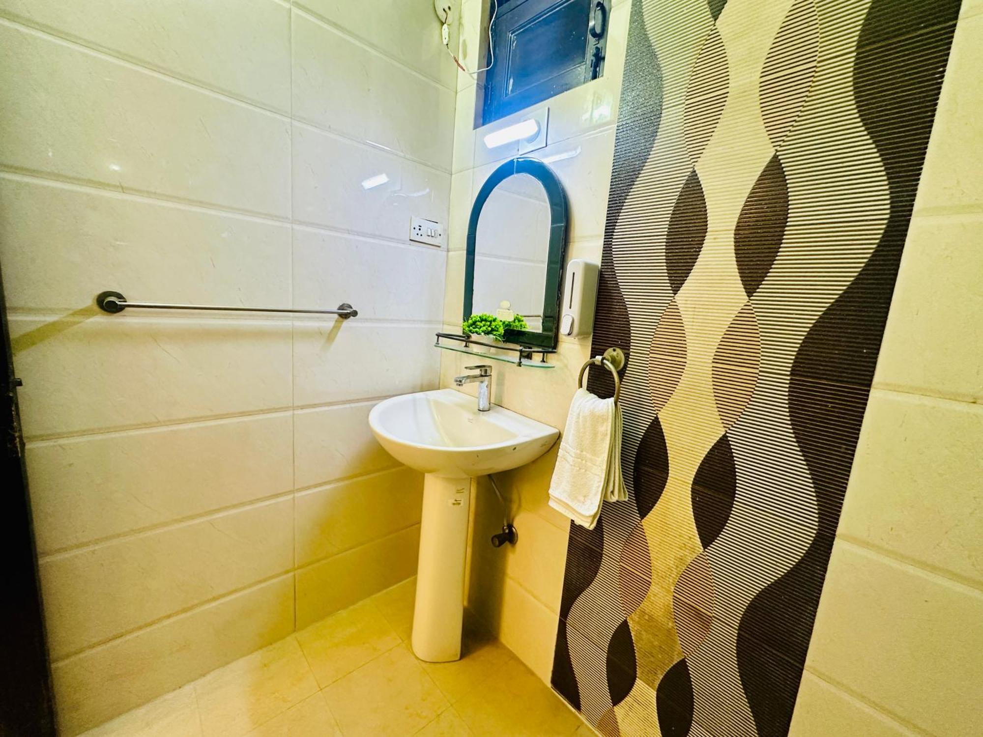 فندق The White Scent-Near Noida Sector 18 Metro المظهر الخارجي الصورة