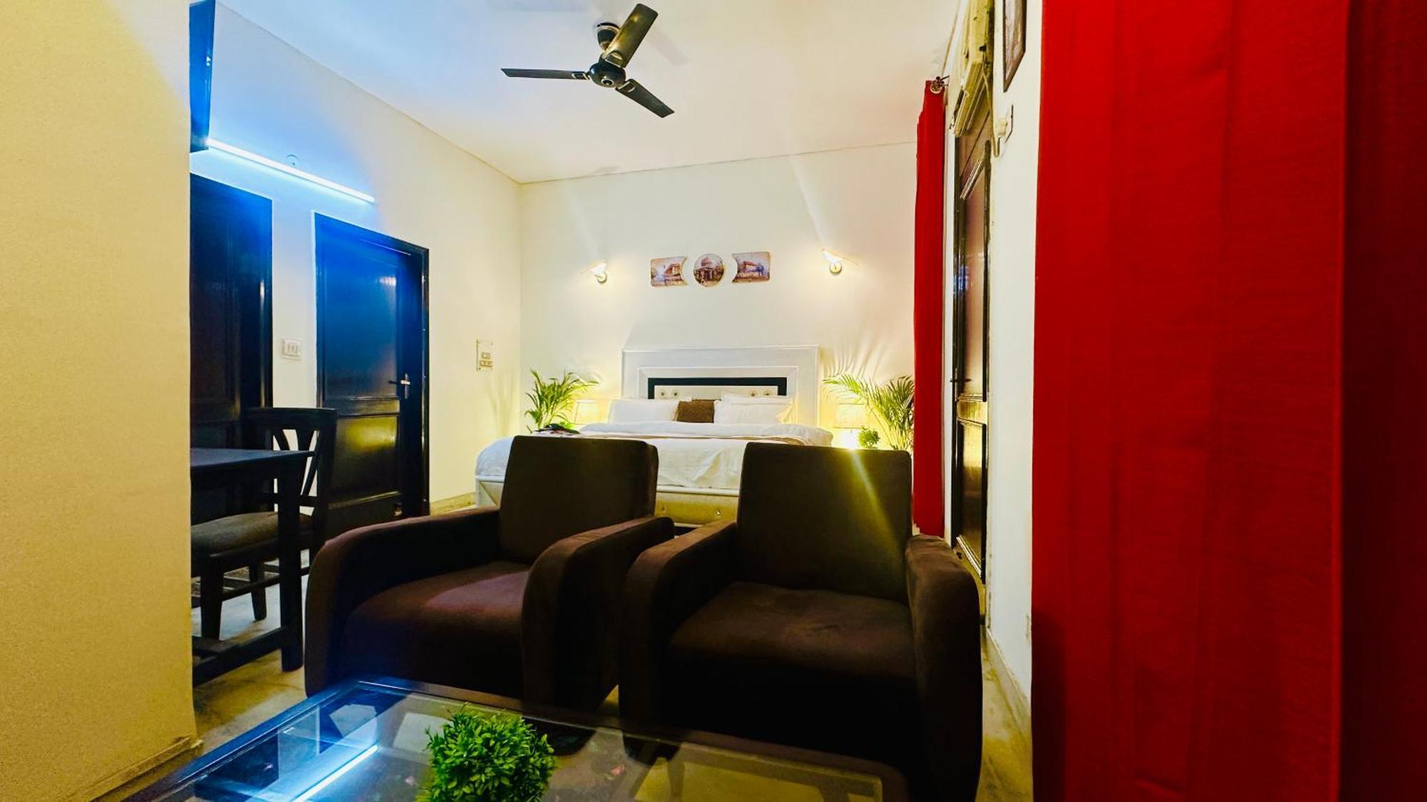 فندق The White Scent-Near Noida Sector 18 Metro المظهر الخارجي الصورة