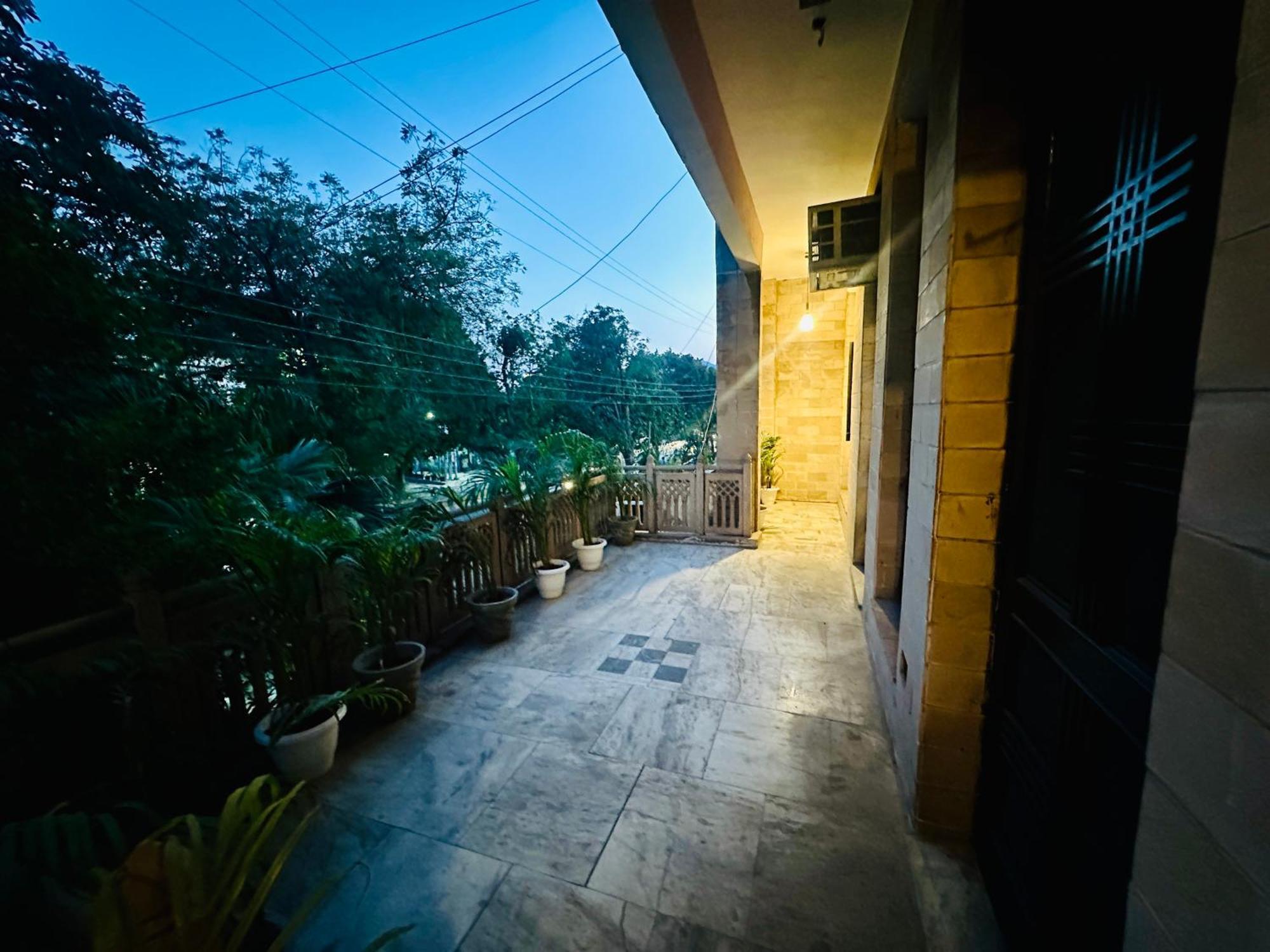 فندق The White Scent-Near Noida Sector 18 Metro المظهر الخارجي الصورة